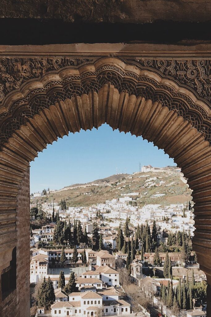 Si tienes solo dos días para explorar esta maravillosa ciudad, ¡no te preocupes! Aquí te ofrecemos un itinerario perfecto que te permitirá descubrir Qué Hacer en Granada en 2 Días.
