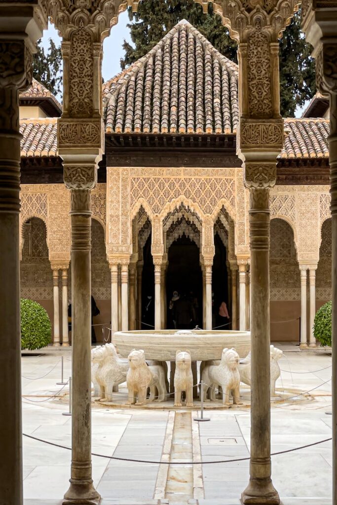 Granada combina una rica historia mora con una vibrante vida moderna, lo que la convierte en un lugar lleno de sorpresas y maravillas Qué Hacer en Granada en 3 Días